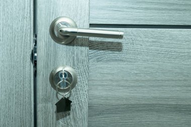 Buy or Rent konsepti. Anahtar deliğinde ev şeklinde incik boncuklu anahtarlar..