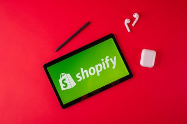 Tula, Rusya - 19 AĞUSTOS 2021: Shopify kırmızı zemin üzerinde modern bir dizüstü bilgisayarda sergilendi