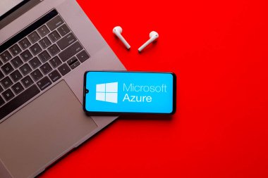 Kyoto Şehri, Japonya - 31 Temmuz 2023: Kırmızı zemin üzerinde Microsoft Azure logosu olan Apple iPhone