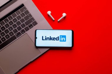Kyoto Şehri, Japonya - 31 Temmuz 2023: Kırmızı arkaplanda Linkedin uygulama logosu olan Apple iPhone