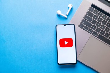 Kyoto Şehri, Japonya - 31 Temmuz 2023: Mavi arkaplanda Youtube logosu olan Apple iPhone