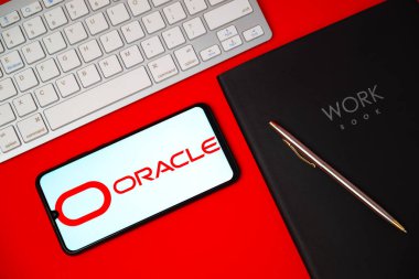 Kyoto Şehri, Japonya - 05 Mayıs 2023: Oracle logosu bir akıllı telefon ekranında görünür bilgisayar yazılım şirketi tarafından takas edildi