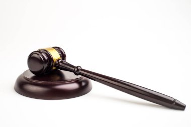 Yargıç tokmağı arka planda, üst tarafta. Hukuk kavramı.