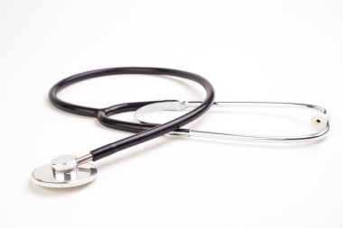 Stetoskop beyaz, üstten görünüyor. Tıbbi araç.