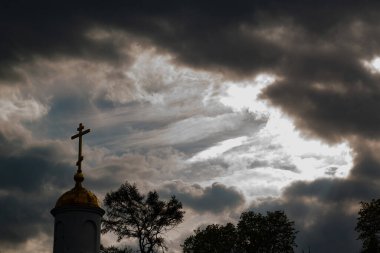 Fırtınalı bir gökyüzünün arka planında Ortodoks Kilisesi 'nin haçı