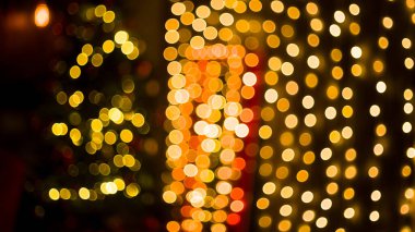 Ağaç ve şen şakrak ışıklandırmalı, bulanık tatil geçmişi olan bir Noel odası. Şablon