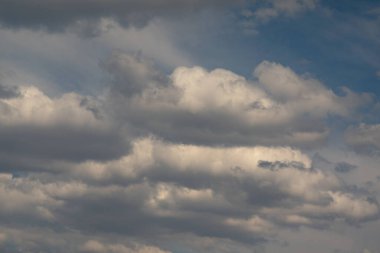 Bulutlara yakın mavi gökyüzü