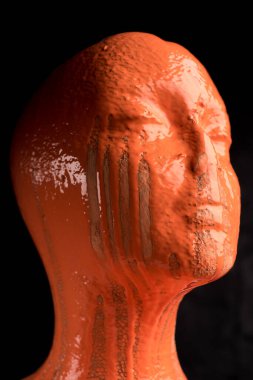 Dişi bir mankenin kafası boyayla kaplıdır. Beyin tümörü ve hastalık konsepti, Alzheimer hastalığı veya şizofreni