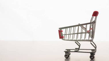 Boş market alışveriş arabası. Beyaz arkaplan üzerinde izole edilmiş.