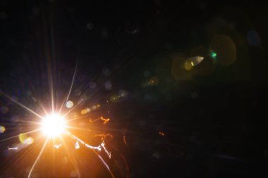 Siyah arka planda soyut taklit güneş ışığı uzaktaki galaksiyi aydınlatır. - Resim