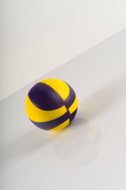 Beyaz arka planda sarı ve mor lekeli basketbol topu. Stres önleyici top