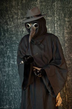 İlaç ya da zehir şırıngası olan veba doktoru.