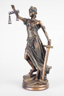 Bayan Adalet Antik Yunan tanrıçalarının heykeli. Beyaz üzerine izole edilmiş bir adalet sembolü..