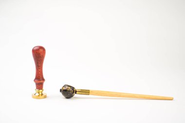 Beyaz üzerine izole edilmiş ahşap saplı, metal başlı ve aksesuarlı kişisel pul aracı