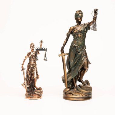 Justilia veya Themis (Adalet Sembolü) heykeli kesme yolu ile beyaz arkaplanda izole edildi