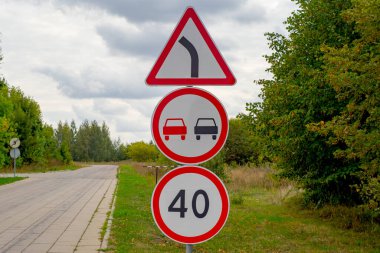 Yol işaretleri, viraj yolunun sarı zigzag işareti ile işaretlendiği 40 km hız sınırını belirler. Hiç sollama işareti yok..