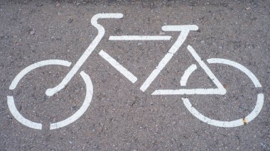 Asfalta yazılan bisiklet parkı tabelası
