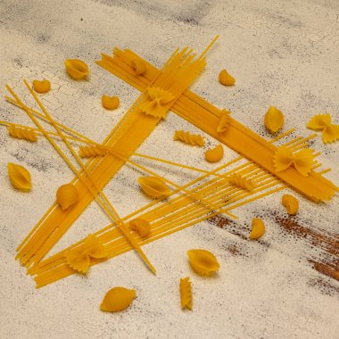 Üst manzara ahşap zemin üzerinde çeşitli İtalyan makarnaları