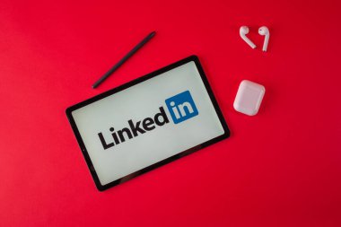 Tula, Rusya - 19 Ekim 2020: Linkedin kırmızı arkaplanda modern dizüstü bilgisayar görüntüledi