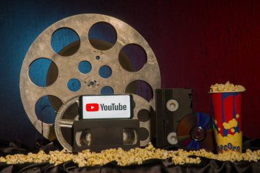 Tula, Rusya - 01 Ağustos 2020: Eski film makaralarının arka planında Youtube logosu olan modern akıllı telefon