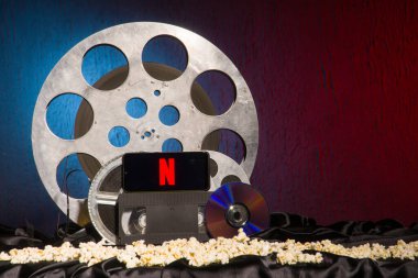 Tula, Rusya - 01 Ağustos 2020: Netflix logosuna sahip modern akıllı telefon