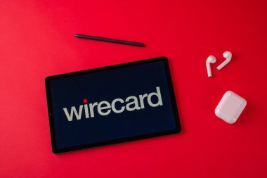Tula, Rusya - 19 Ekim 2020: Wirecard kırmızı arkaplanda modern dizüstü bilgisayar görüntüledi