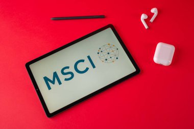 Tula, Rusya - 19 Ekim 2021: MSCI kırmızı arkaplanda modern dizüstü bilgisayar görüntüledi