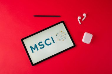 Tula, Rusya - 19 Ekim 2021: MSCI kırmızı arkaplanda modern dizüstü bilgisayar görüntüledi