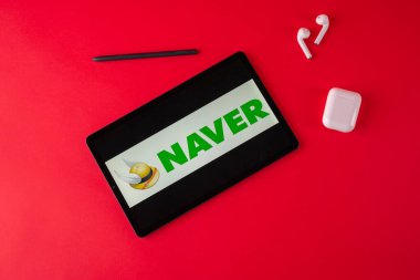 Tula, Rusya - 19 Ekim 2021: Asla modern dizüstü bilgisayarı kırmızı arkaplanda göstermedi