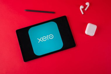 Tula, Rusya - 19 Ekim 2021: Xero kırmızı arkaplanda modern dizüstü bilgisayar görüntüledi