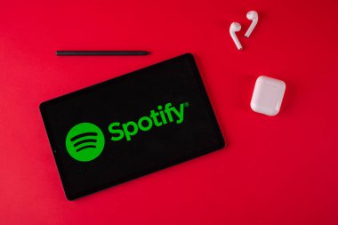 Tula, Rusya - 19 Ekim 2020: Spotify kırmızı arkaplanda modern dizüstü bilgisayarı görüntüledi