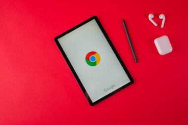 Tula, Rusya - 19 Ekim 2020: Google kırmızı arkaplanda modern dizüstü bilgisayar görüntüledi