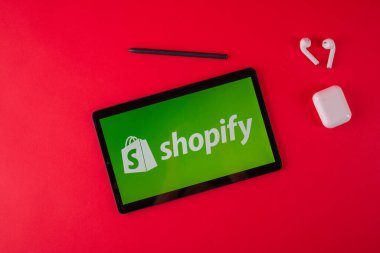 Tula, Rusya - 18 AĞUSTOS 2020: Shopify logosu kırmızı arka planda modern bir dizüstü bilgisayarda sergilendi
