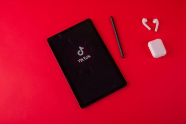 Tula, Rusya - 19 Ekim 2020: Tik Tok kırmızı arkaplanda modern dizüstü bilgisayar görüntüledi