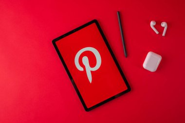 Tula, Rusya - 19 Ekim 2020: Pinterst kırmızı arkaplanda modern dizüstü bilgisayar görüntüledi
