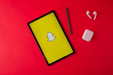 Tula, Rusya - 19 Ekim 2020: Snapchat kırmızı arkaplanda modern dizüstü bilgisayar görüntüledi