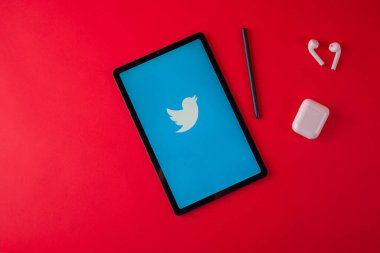 Tula, Rusya - 19 Ekim 2020: Twitter kırmızı arkaplanda modern dizüstü bilgisayar görüntüledi