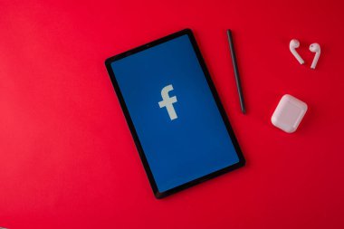 Tula, Rusya - 19 Ekim 2020: Facebook kırmızı arkaplanda modern dizüstü bilgisayar görüntüledi