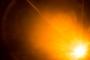 Siyahta soyut Doğal Güneş parlaması.