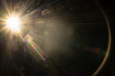 Siyahta soyut Doğal Güneş parlaması.