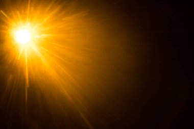 Siyahta soyut Doğal Güneş parlaması.