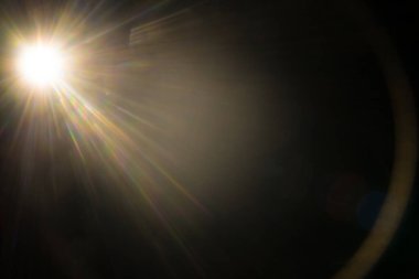 Siyahta soyut Doğal Güneş parlaması.