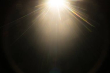 Siyahta soyut Doğal Güneş parlaması.