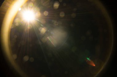 Siyahta soyut Doğal Güneş parlaması.