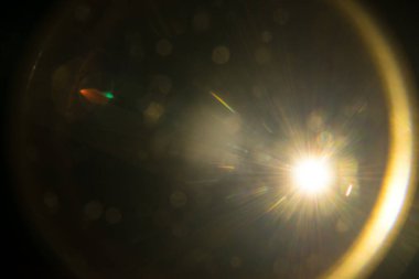 Siyahta soyut Doğal Güneş parlaması.