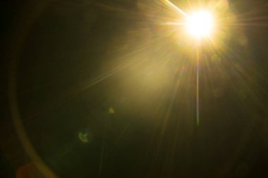 Siyahta soyut Doğal Güneş parlaması.