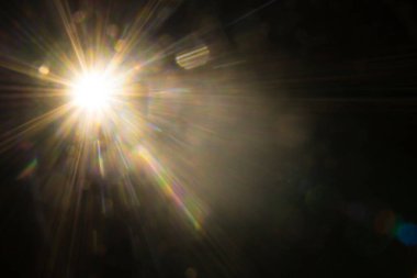 Siyahta soyut Doğal Güneş parlaması.