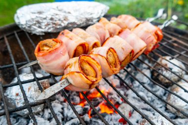 Pastırmalı mantarlar ızgarada kızarır.