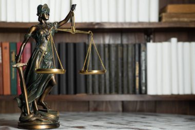 Adalet terazisi, Bayan Adalet, hukuk kütüphanesi konsepti, arka planda hukuk kitapları..