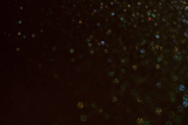 Noel arkaplanı. Bokeh odaklı ışıklar ve yıldızlarla şenlikli soyut arkaplan.